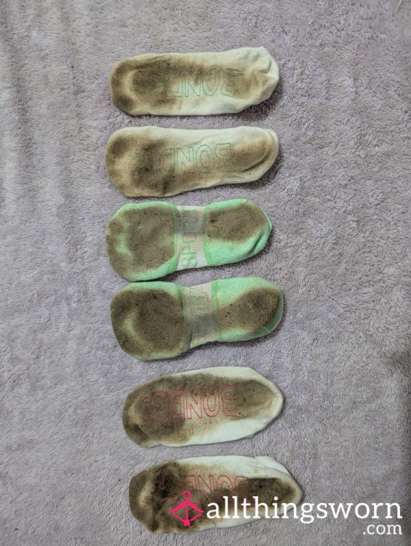 BONDS STINKY- AND DESTROYED BY YOURS TRULY RAINBOW 🌈 🌈 🤤 3 Pack BUNDLE They Are BLACK SOLES Soles Socks Stinky Well Worn By Rainbow 🌈 Definitely Worth It To Ad To You Collection 😜