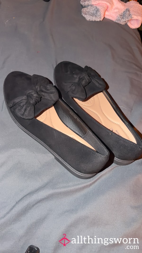 Brand New Suede Black Flat Shoes Size 7 With A Cute Bow 🎀