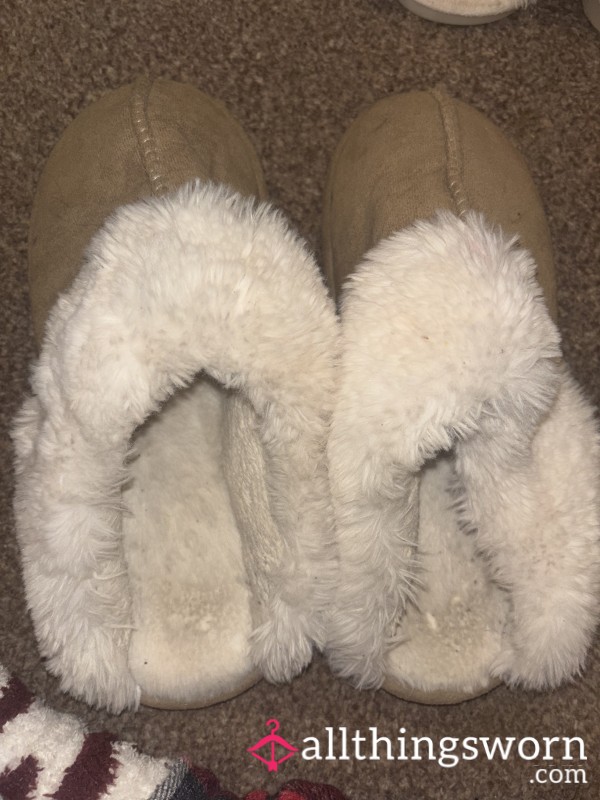 Brown Well Worn Fluffy Slippers🤎