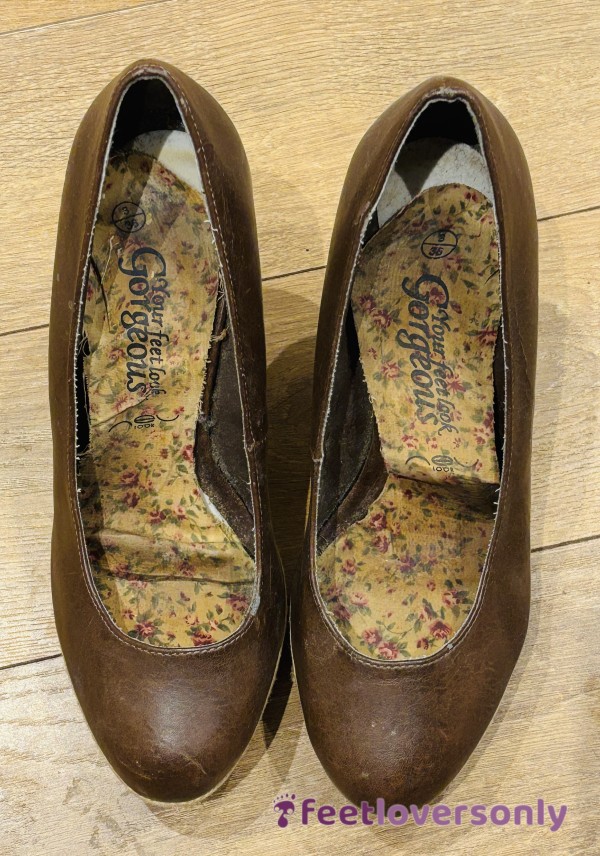 Brown Well Worn Size 3 Wedges
