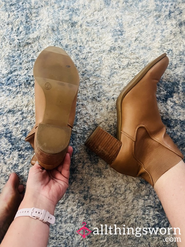🤎SOLD- Brown Worn And Scuffed Ankle Boots
