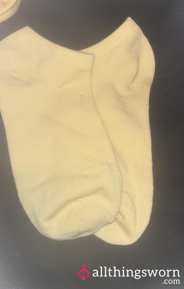 🧦 Bu*tercream-Coloured Socks Soft, Comfortable & Worn