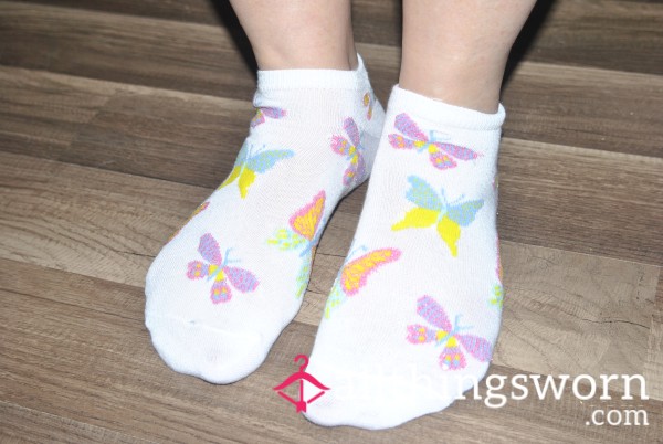 Bu*terfly Delight: Adorable Flor*l And Bu*terfly Socks