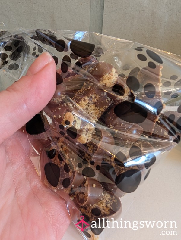 Pet Kit: Treats & Trinkets