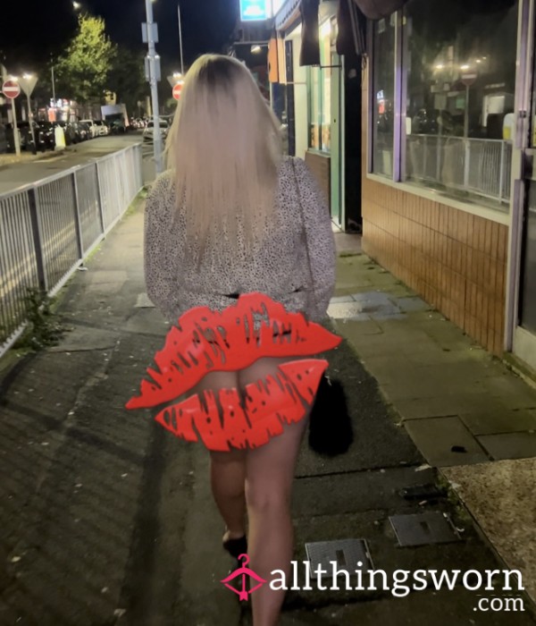 Cheeky Moment Exposing Myself In Public Showing My A** In A Black Thong 🖤💋