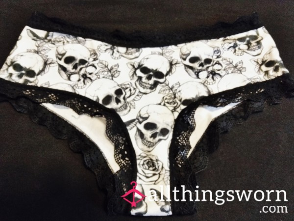 Cheeky Skulls & Roses ⚫⚪💀