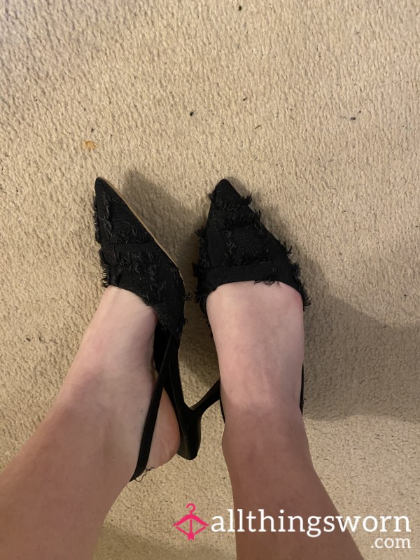 Cla**ic Black Pointed Toe Heels With A Sleek Covered Design And Small Stiletto Heel 🖤