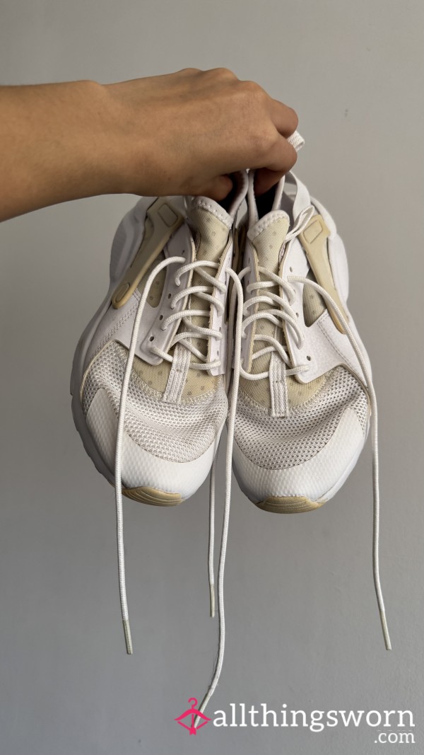 Cla**ic White Nike Huaraches | Stinky Summer Trainers