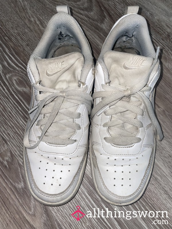 Cla**ic White Nike Trainers - Everyday Wear 🤍