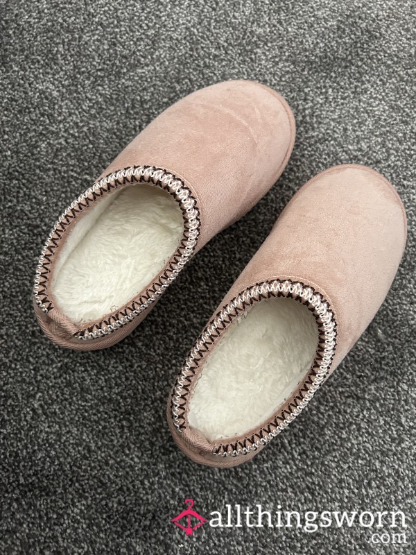 Closed Toe Light Pink Slippers 🥿