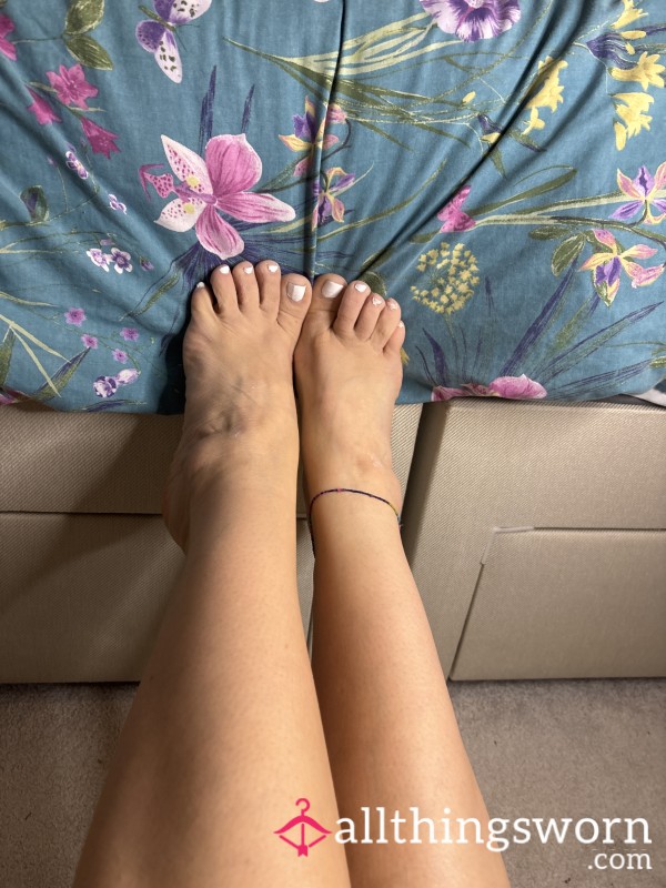 Collecting Foot Dust With White Toes