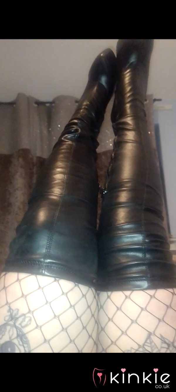 Come Be My Boot B**ch 😝😈😍 Kik Skype Telegram Whastapp