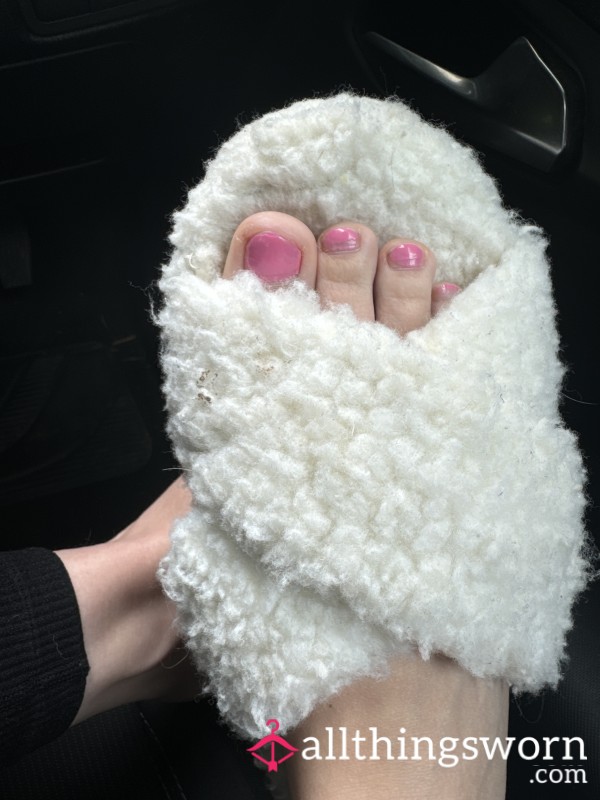 Come See Me Sucking These Pretty Feet 😈