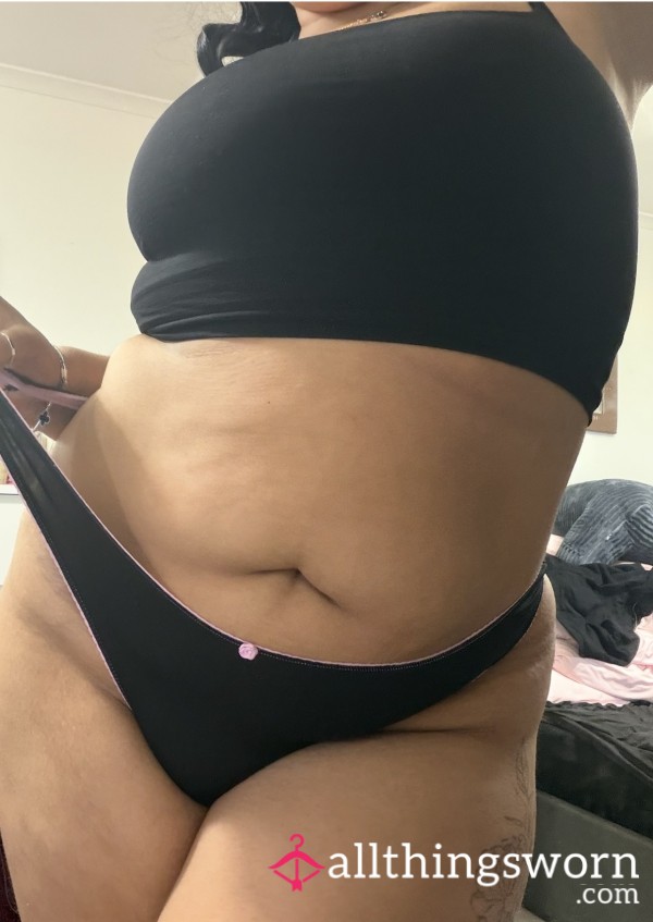 🦩🦩Comfortable Black Thongs With A Pink Trim & A Cute Little Rose🦩🦩