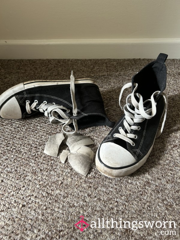 Converse Size Uk 8 Very Well Born Fallen Apparent, Worn For 6 Months Very Sweaty Smelly.