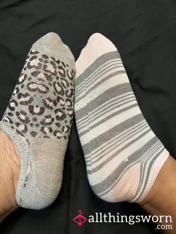 Cozy Mismatched Ankle Socks 🩶🩷
