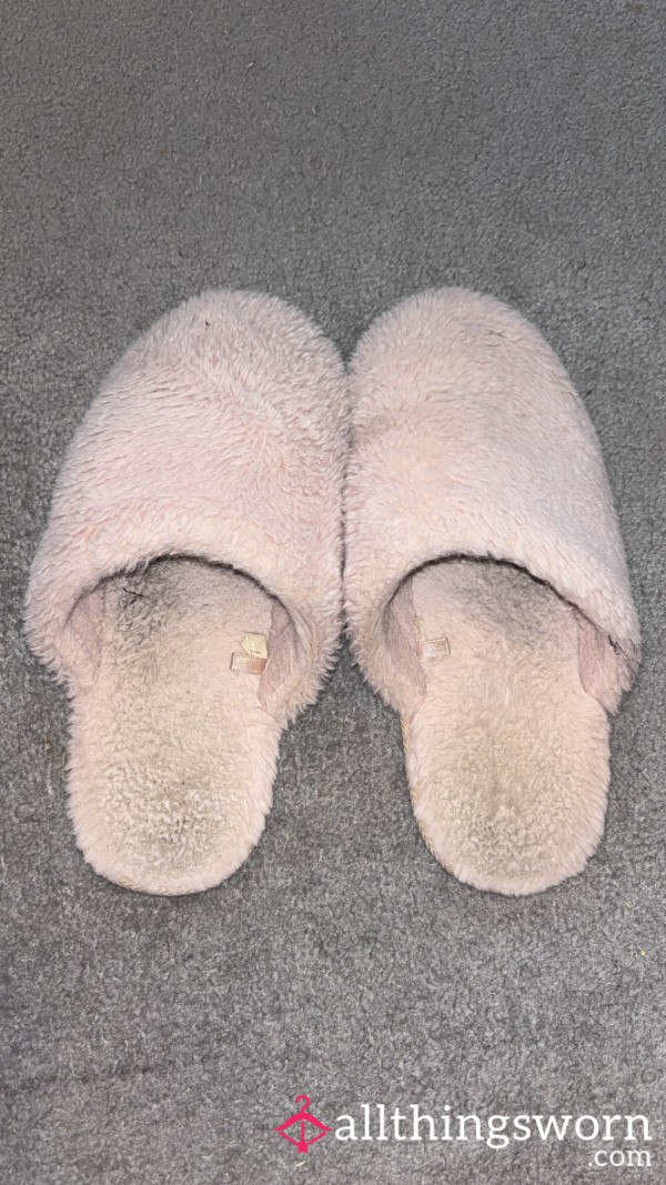 Cozy Pink Fluffy Slippers 💗 Gently Loved