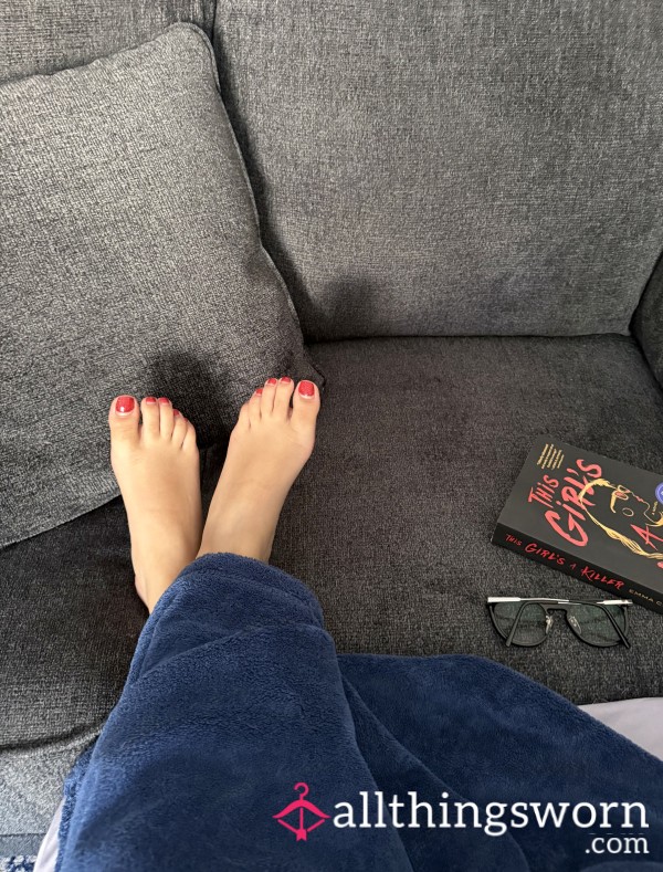 Cozy Reading Day ❤️📖 | Red Glitter Pedicure | 4 HD Photos