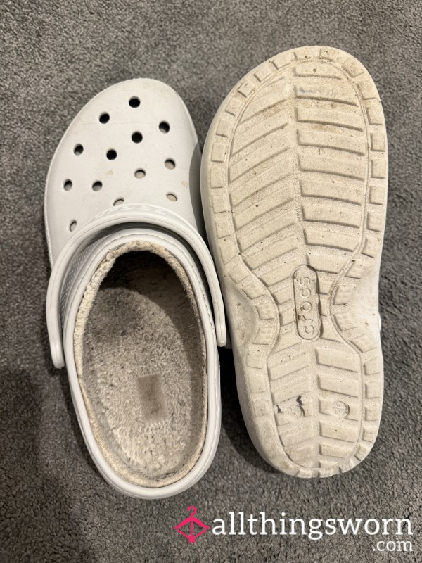 Cozy & Well-Worn Fleece Lined Crocs – Daily Use, Strong Scent 🔥