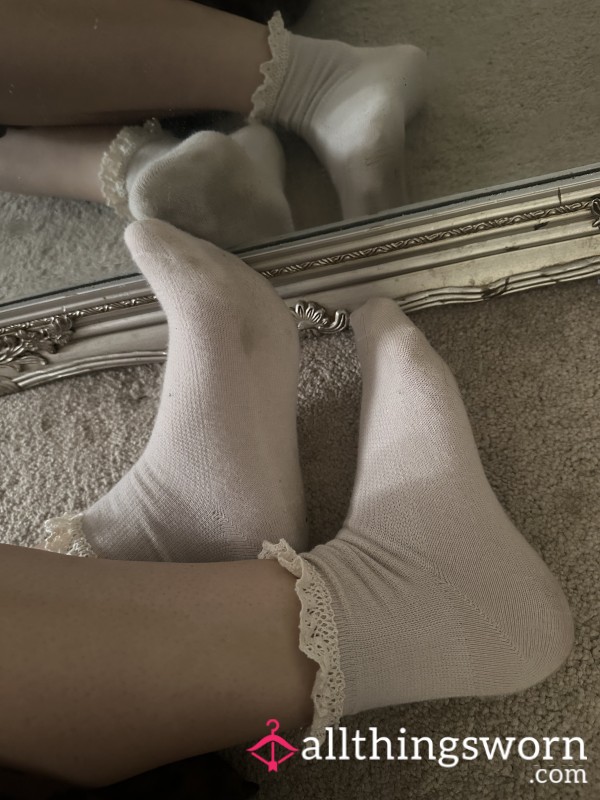 Cream Frilly Socks 48hrs