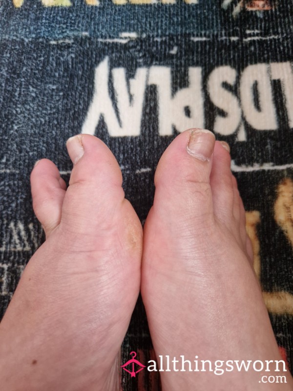 Creaming And Rubbing My Feet 🖤
