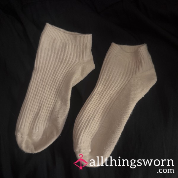 Creamy White Ribbed Trainer Ankle Socks