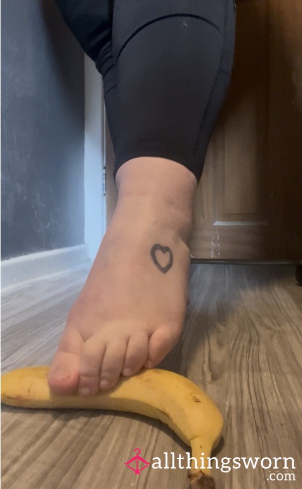 🍌 Crushing This Beauty Between My Tootsies 🦶🏻
