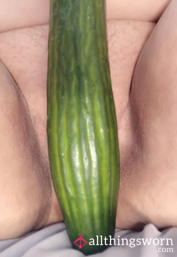 Cuc*mber Fun 🥒 C*m Watch Me F**k My Big Labia With 1 Of My 5 A Day 😜 Watch How It Enters My Tight Hole And Rub Over My Big Clit