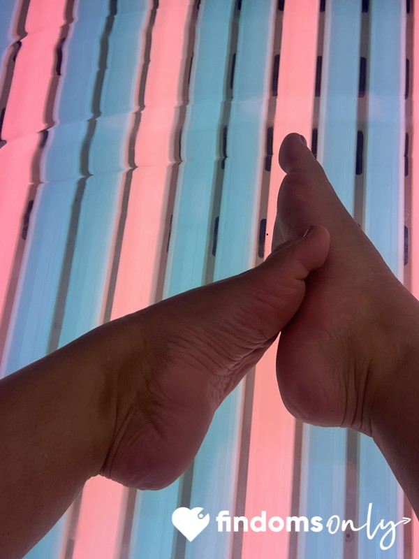 C*m And Worship My Feet And Beg To Do It !