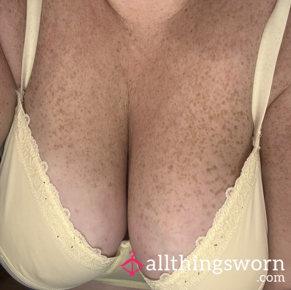 C*m GET THIS PALE YELLOW BRA 😘