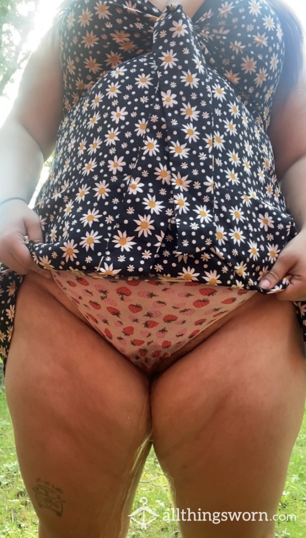 DISCOUNTED-Curvy Girl Pi*ses Her Panties In Public