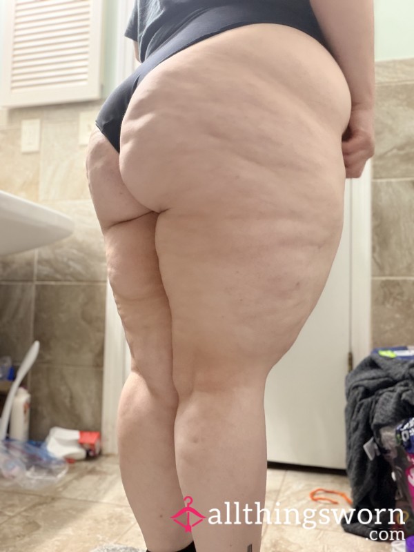 🖤 Curvy Goddess In Black Panties – Thick Thighs & Soft Curve