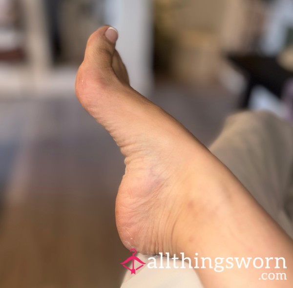 👣 CUSTOM FEET PICS – SIZE 4