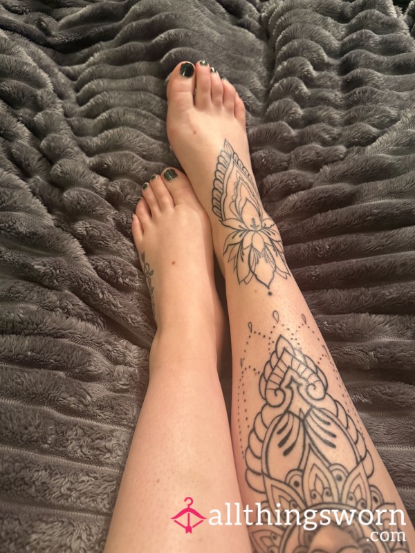 Cute Feet Poses With Tatted Legs 🤭
