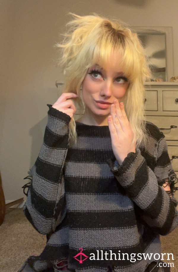 CUTE GOTH GIRL DOES UR CUSTOMS!