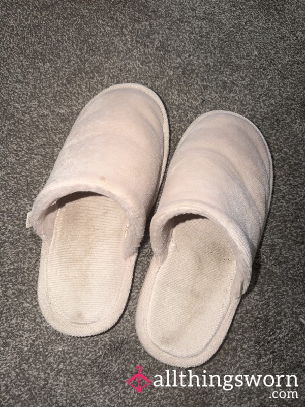 Cute Dirty Pink Slippers 🦶