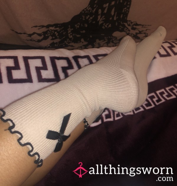 Cute Socks With A Frilly Edge And Bow Detail