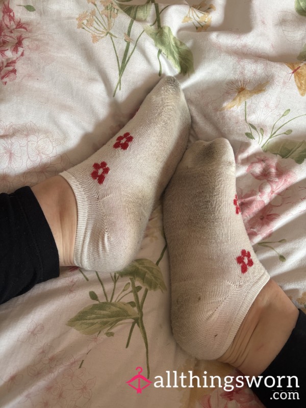Cute White & Red Flor*l Ankle Socks
