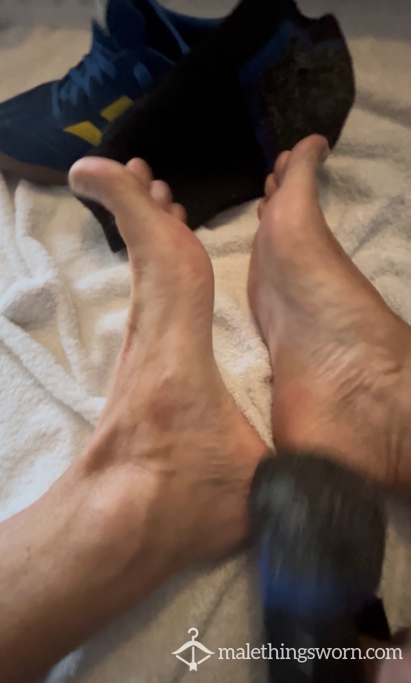 Daddy Exposes Big Size 13 Bare Feet