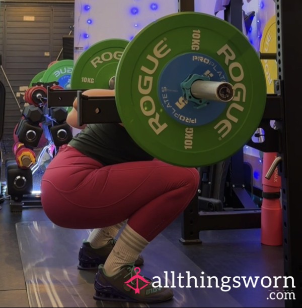 Deep Squats – Close Gym Angle (1 Min Clip)