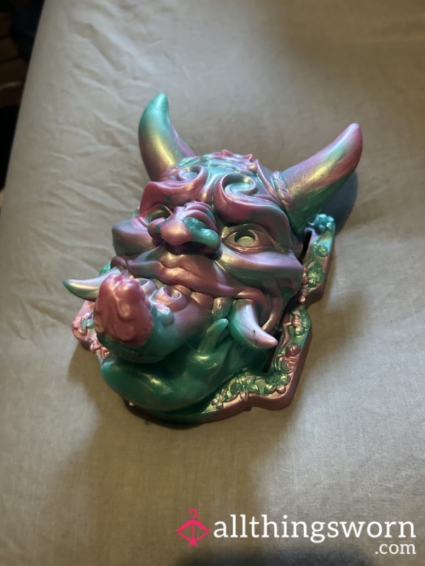 DEMON FACE SITTING