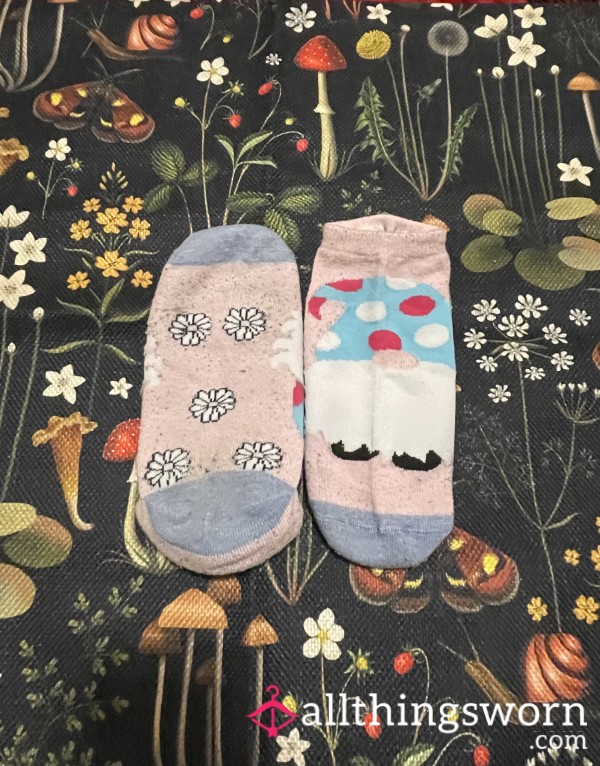 Dingy Pink Flor*l Gnome Ankle Socks