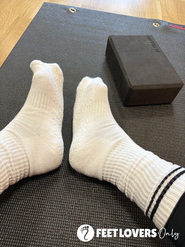 Dirt Gripping Yoga & Gym Socks 🧘🏾‍♀️🏋🏾‍♀️ Covered In Sweat And Gym/studio Floor Dirt!