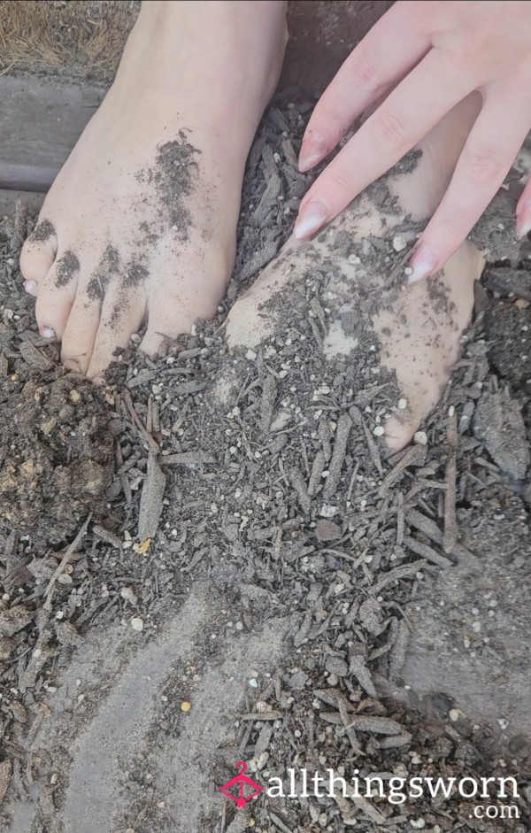 Dirtiest Toes Around 🤭💦 Playing In The Dirt!