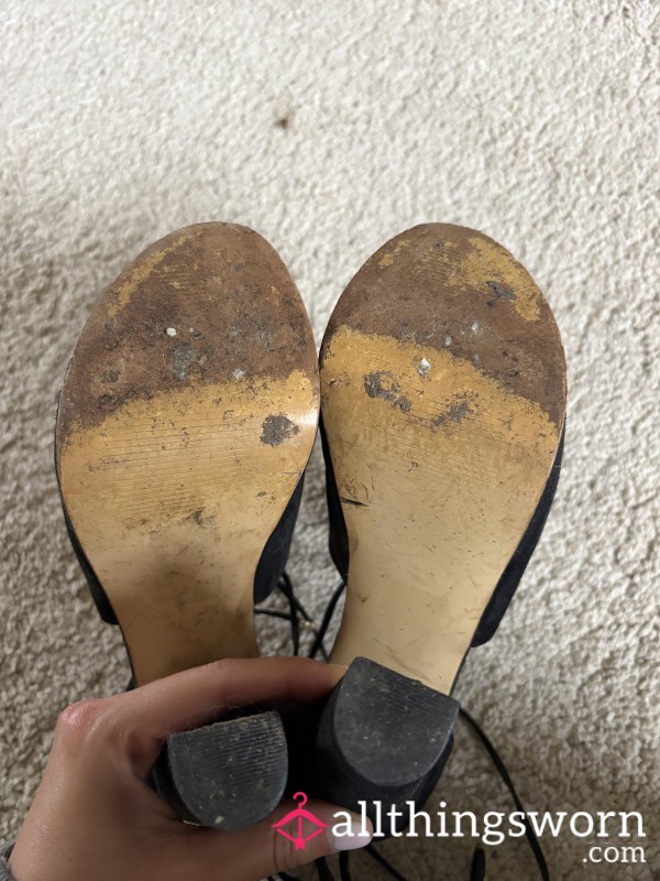 DIRTY BLACK OPEN-TOED HEALS SIZE 6🖤