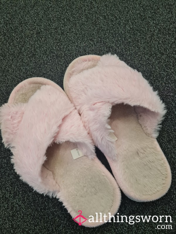 Well Worn Dirty Pink Fluffy Slippers 🩷