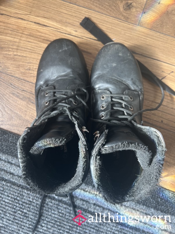 DIRTY SMELLY WORK BOOTS!!  💋