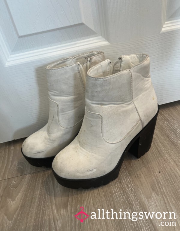 🦨 Dirty White Leather Heeled Ankle Boots 🦨