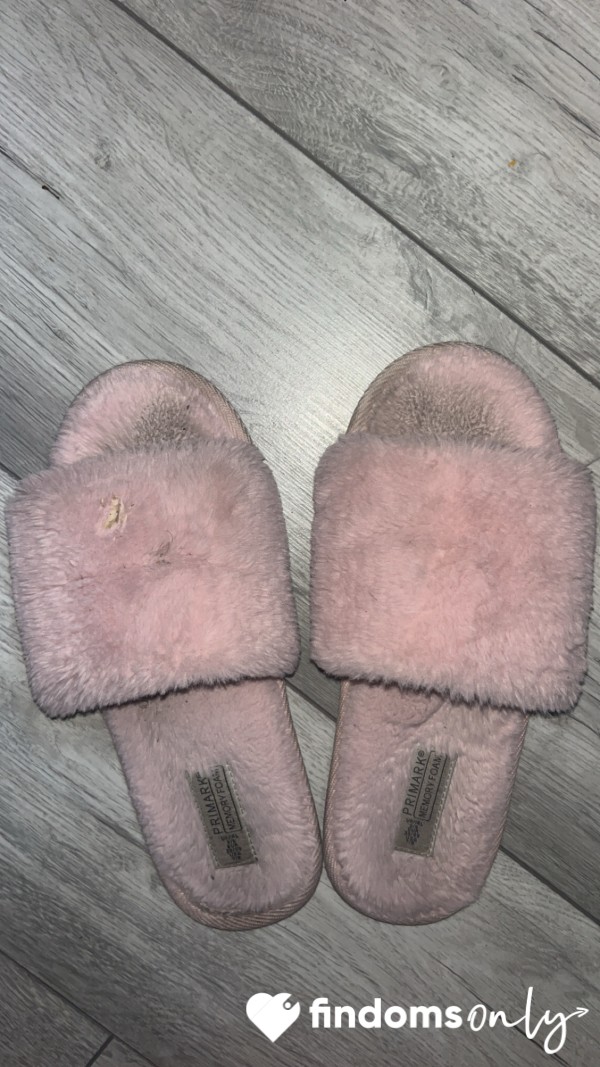 Disgustingly Sweaty Stinking Slippers. Worn For 6 Months The Scent Is Trapped In Them