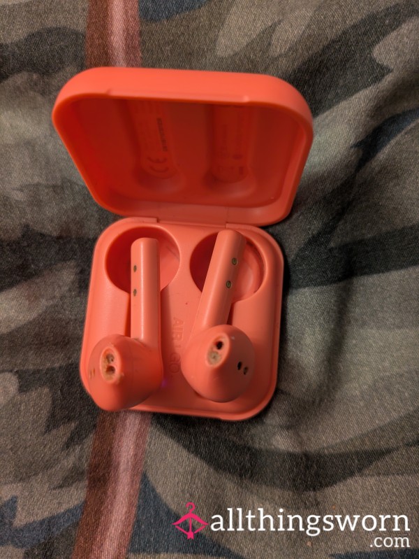 Ear Wax Covered Earphones With Case